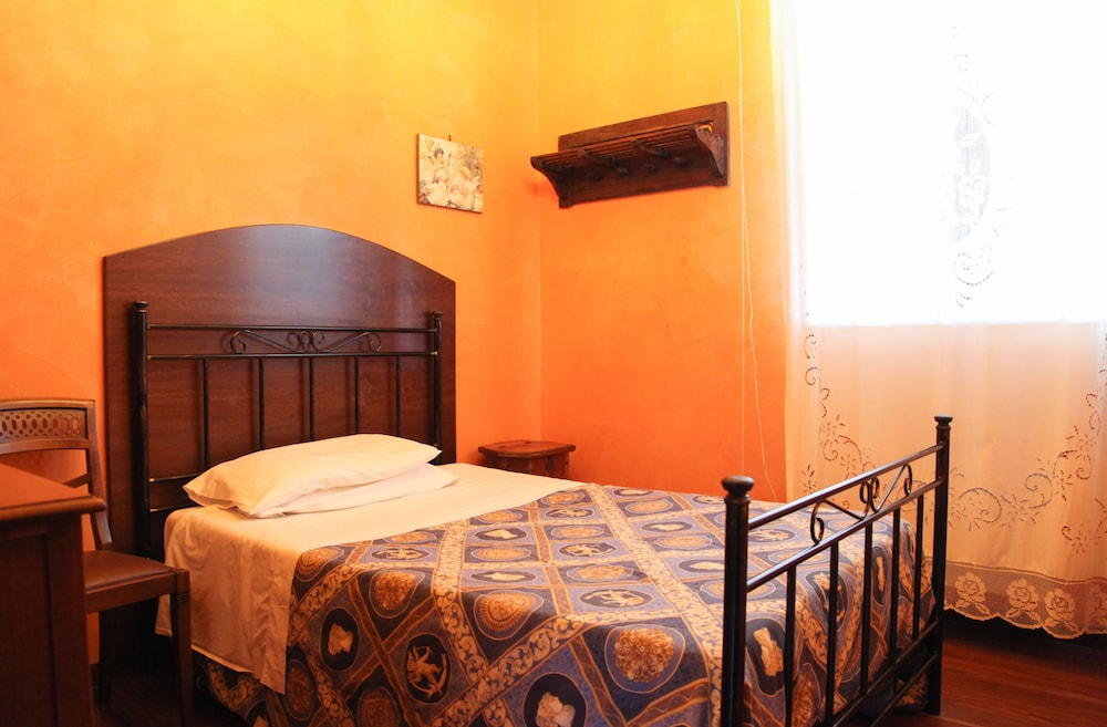 Basic Single Room, 1 Large Twin Bed photo 2