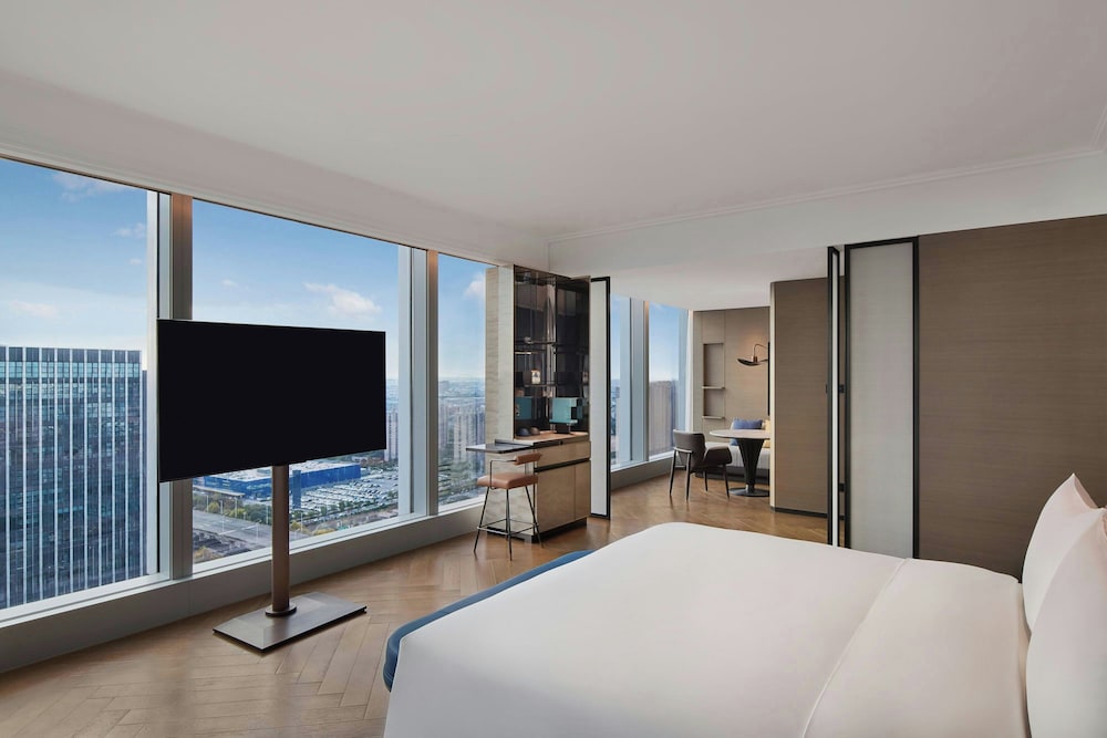 Premium Room, 1 King Bed, Canal View, Corner photo 1