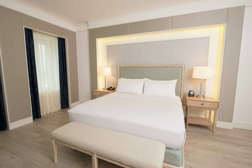Executive Suite, 1 King Bed, Club Lounge Access photo 1