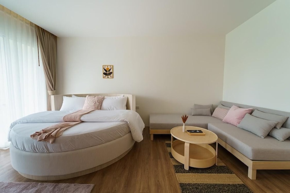 Deluxe Honeymoon Room with Balcony - Photo 4