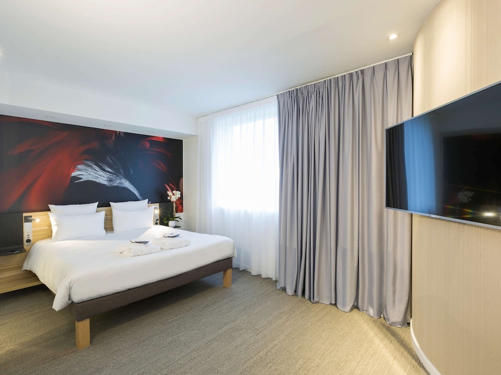 Suite, 1 King Bed - Photo 4