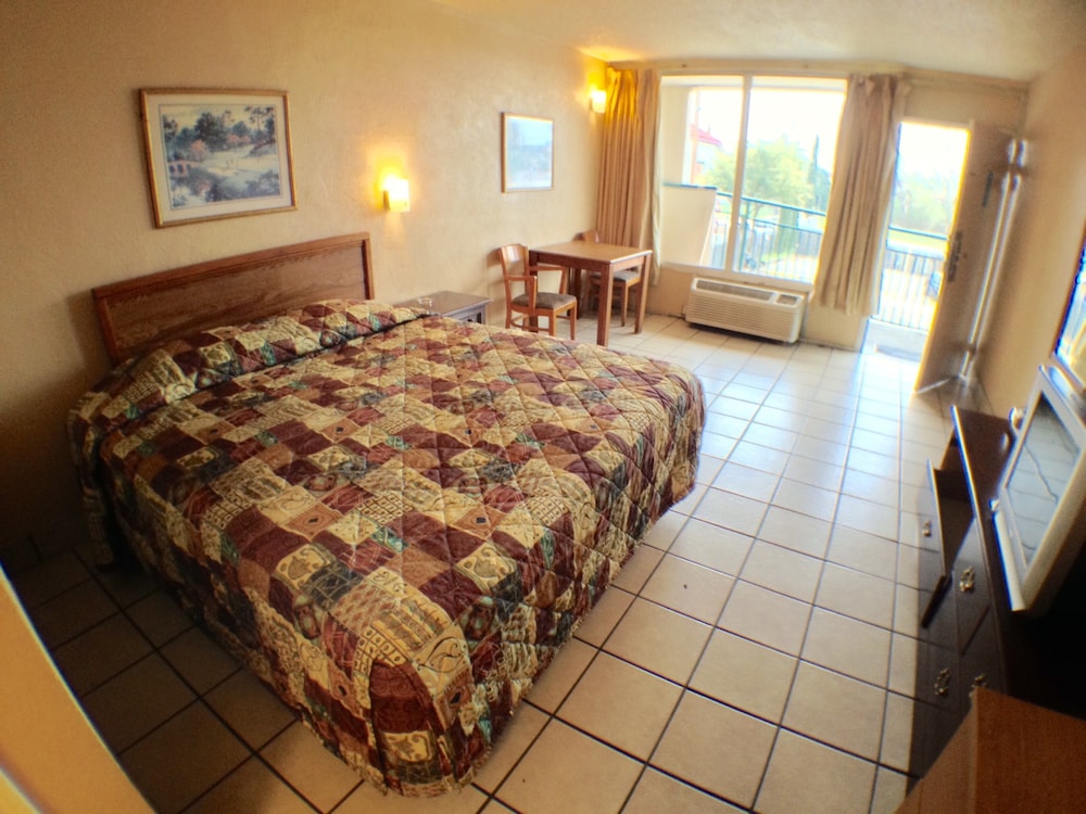 Economy Room, 1 King Bed, Non Smoking