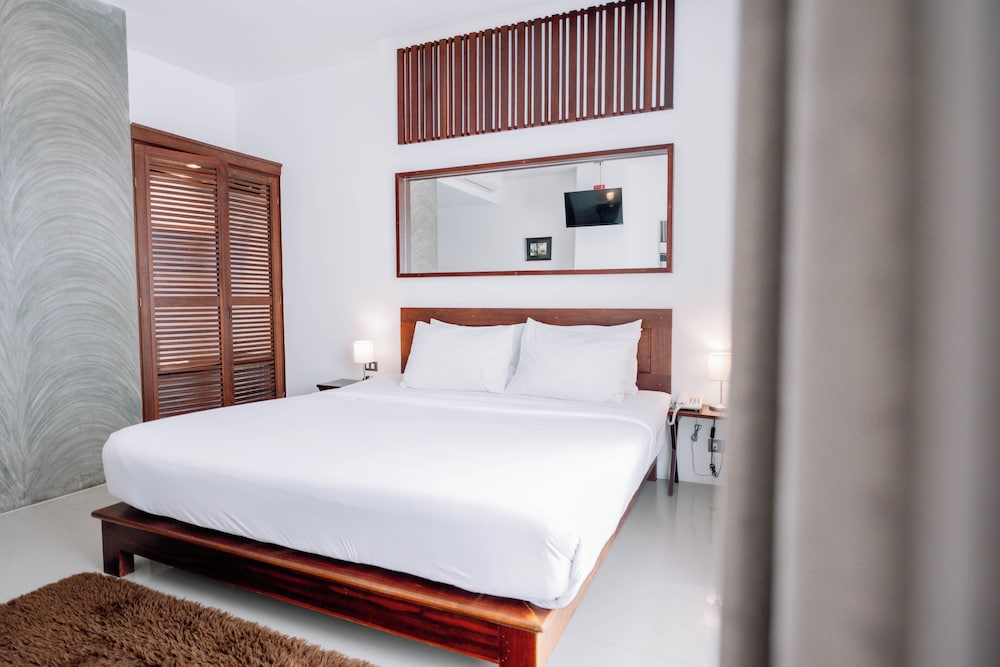 Classic King Bed - Photo 2