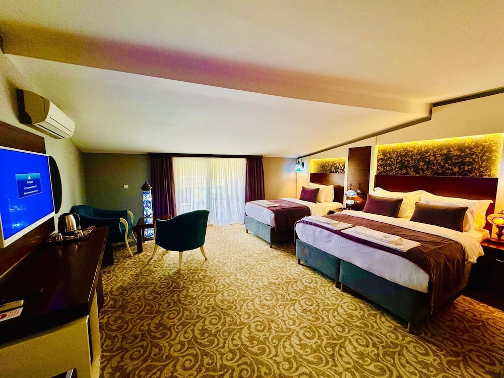 Deluxe Triple Room, 1 Bedroom, Non Smoking, Pool View photo 2