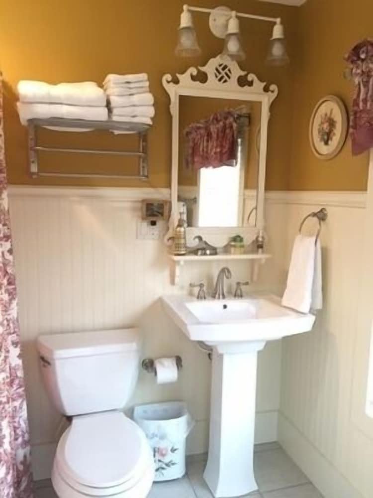 Deluxe Double Room, 1 Queen Bed, Private Bathroom (Vintage Rose) photo 2
