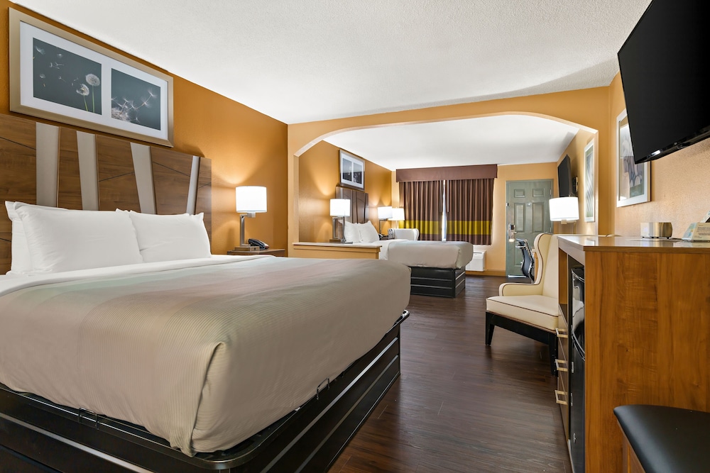 Suite, 1 King Bed, Non Smoking (Upgrade) - Photo 4