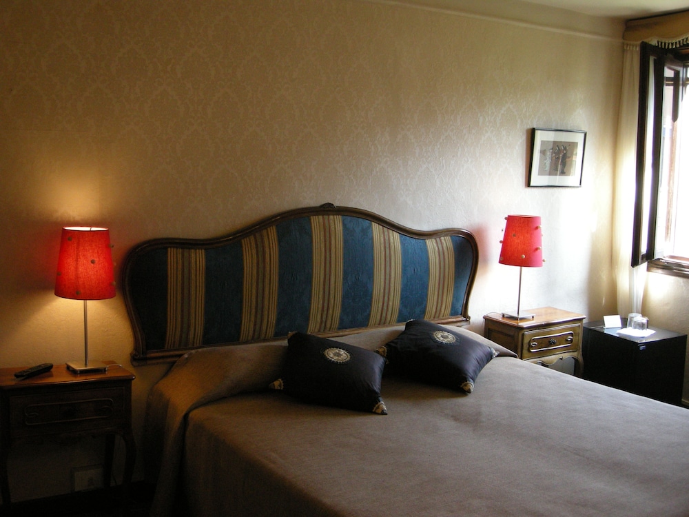 Classic Double or Twin Room, Private Bathroom photo 3
