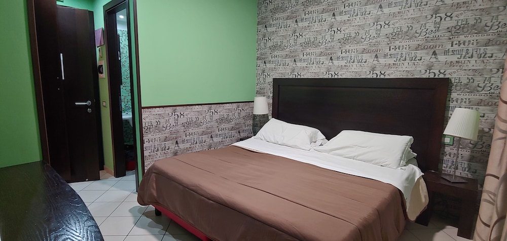 Basic Double Room, 1 King Bed, Ensuite - Photo 13