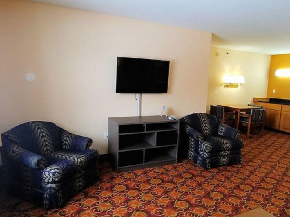 Deluxe Suite, 1 King Bed, Non Smoking - Photo 4