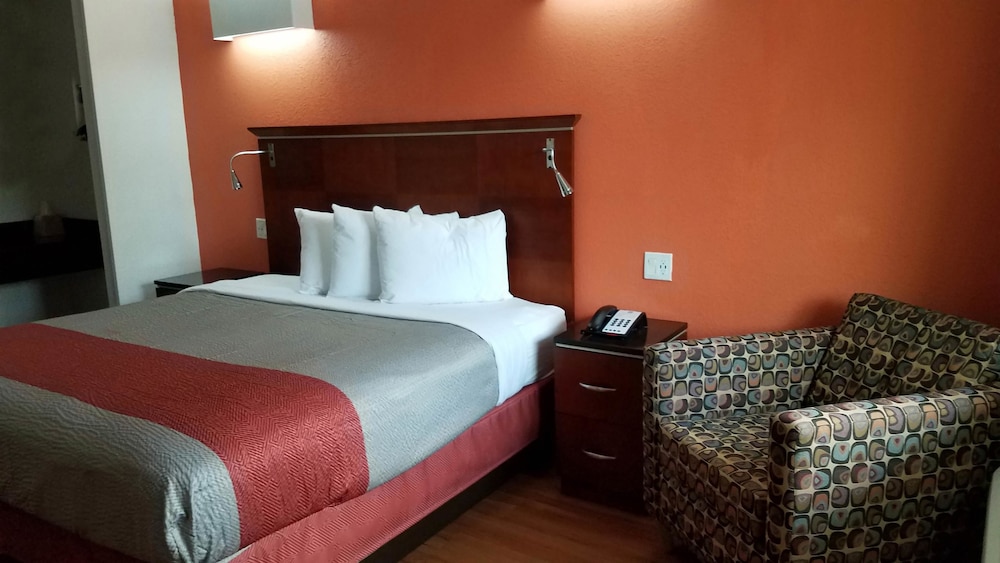 Standard Room, 1 King Bed, Non Smoking, Refrigerator & Microwave - Photo 4