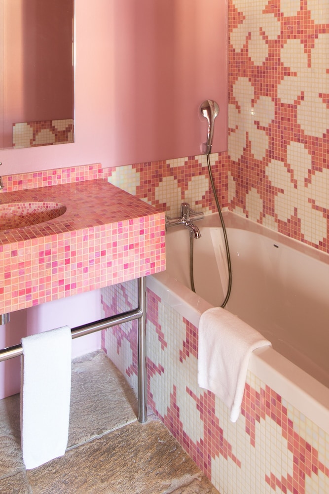 Deluxe Room - Photo 9