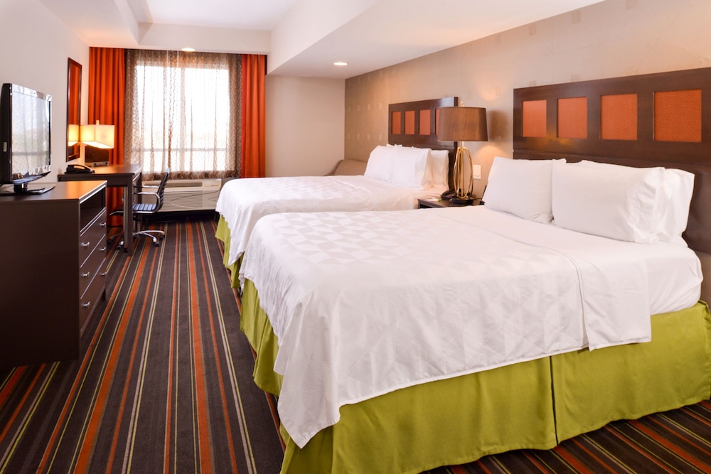 Standard Room, 2 Queen Beds, Corner photo 2