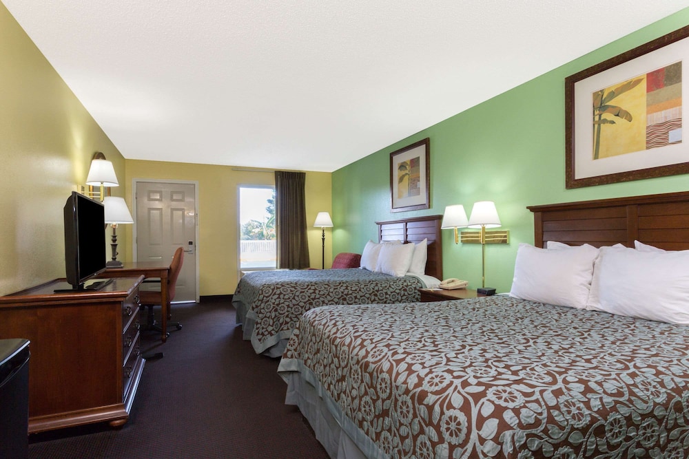 Standard Room, 2 Queen Beds - Photo 1