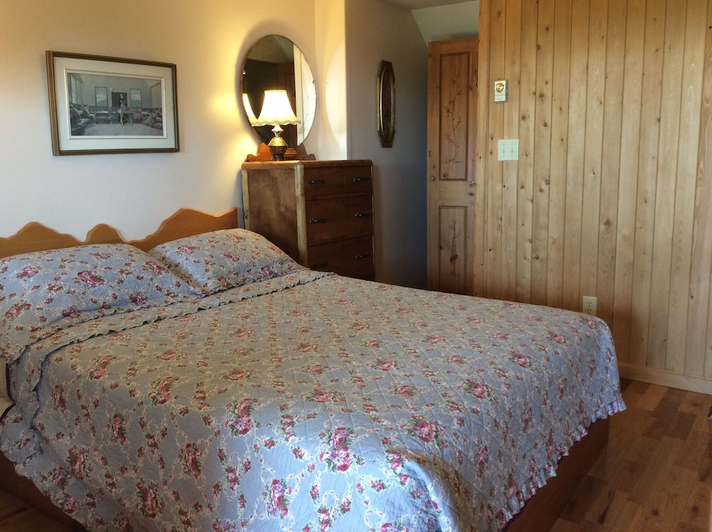 Room, 1 Queen Bed, Private Bathroom, Mountain View photo 1