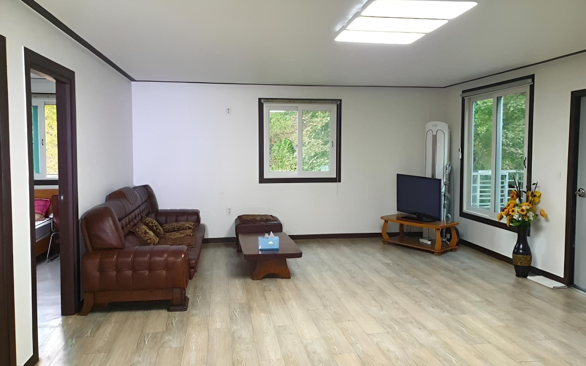 Room (Grand Room (Unshared House Duplex)) - Photo 4
