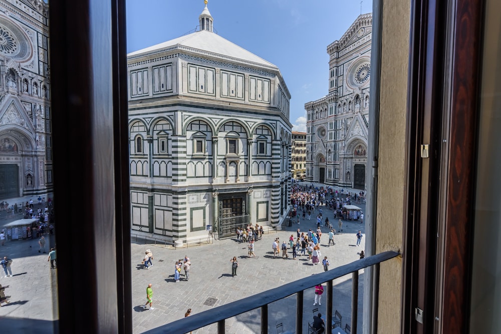 Deluxe Suite (Duomo View) thumbnail 6