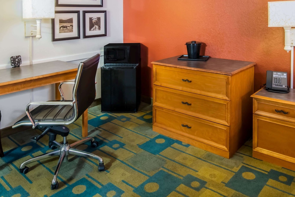 Room, 1 King Bed, Accessible, Non Smoking (Mobility Accessible) - Photo 3