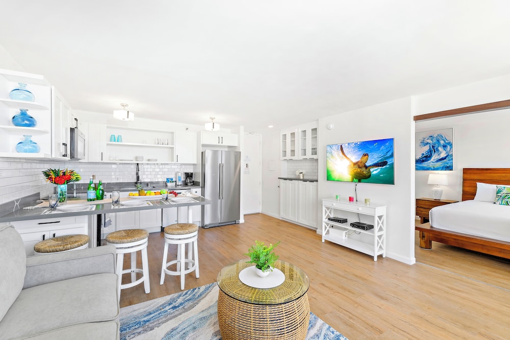 Premium Remodeled Condo with Ocean View and Parking: Premium Apartment, 1 King Bed, Air conditioning, Ocean View (0119) photo