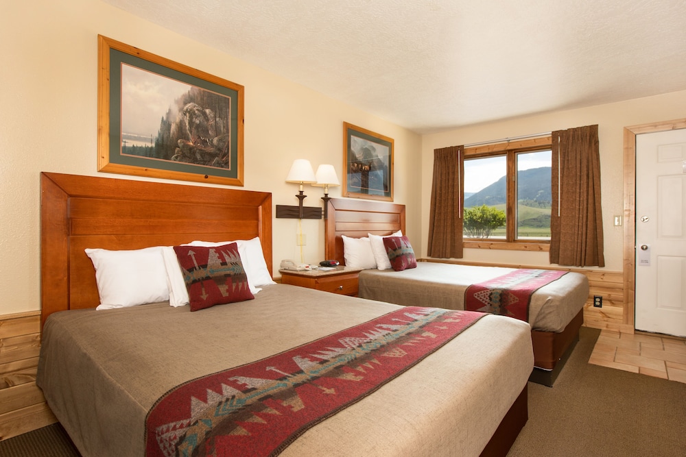 Room, 2 Queen Beds, Mountain View photo 1
