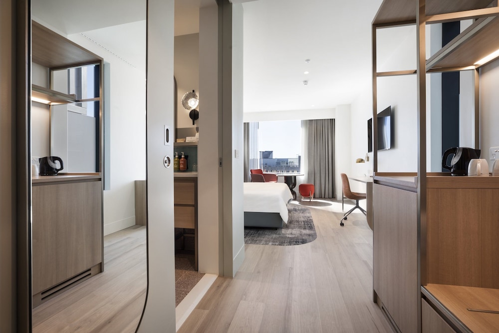 Premium Room, 1 King Bed - Photo 3