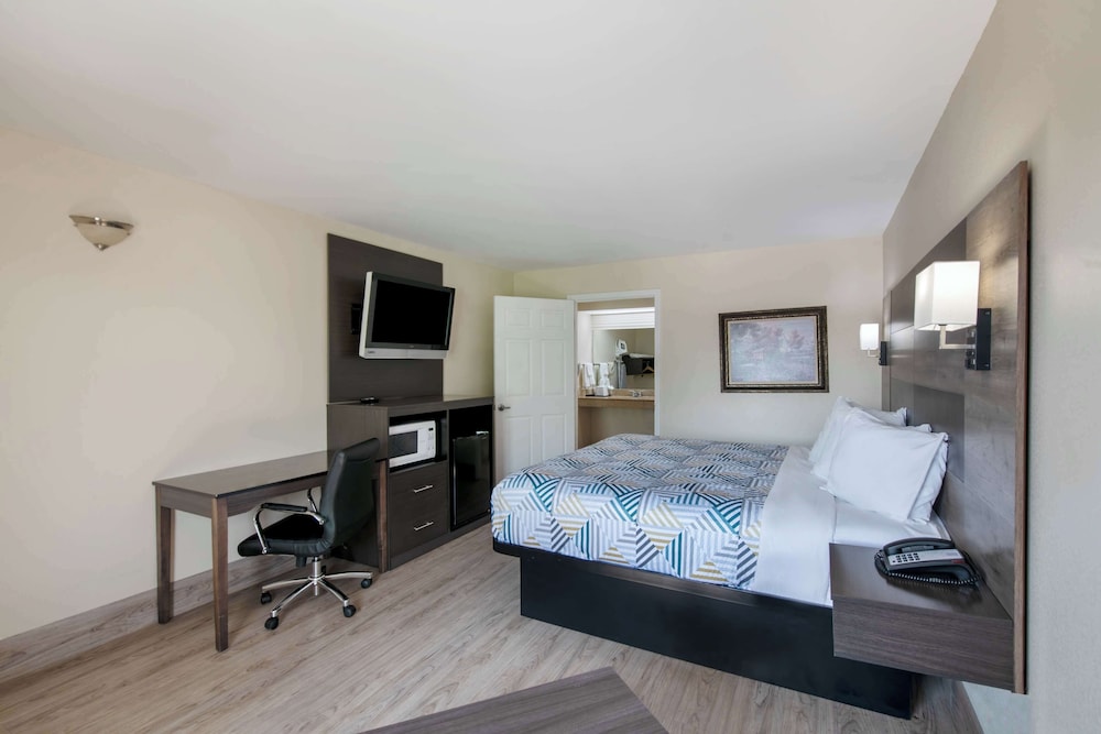 Deluxe Room, 1 King Bed, Accessible, Non Smoking - Photo 6