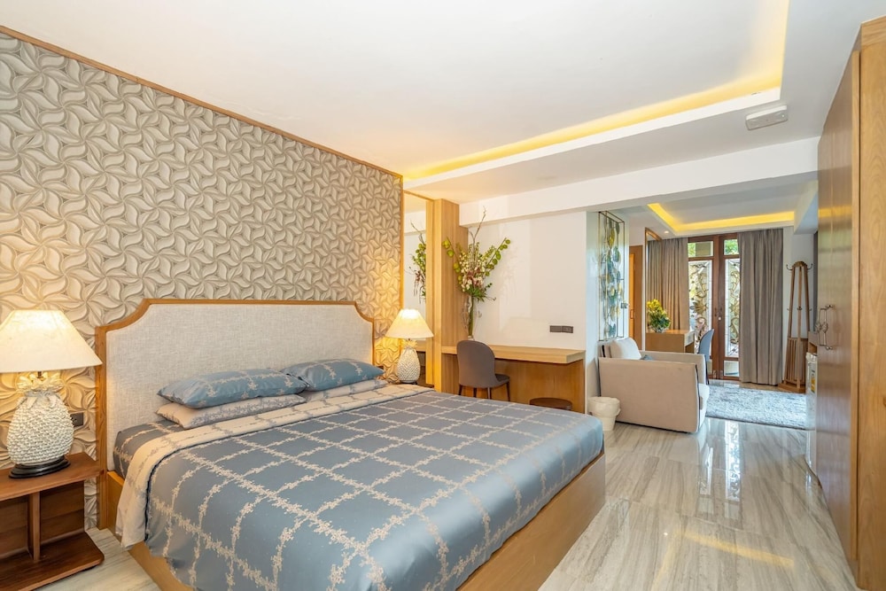 Junior Suite with Pool View photo 2