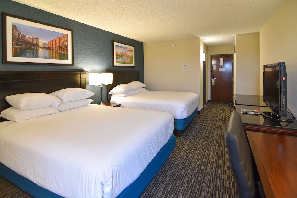 Suite, 2 Queen Beds, Non Smoking, Refrigerator & Microwave (with Sofabed) - Photo 2