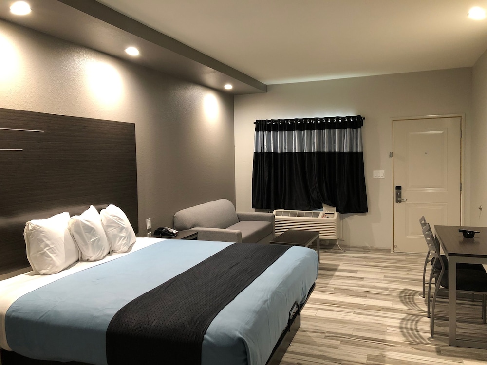 Superior Room, 1 King Bed, Refrigerator & Microwave - Photo 3