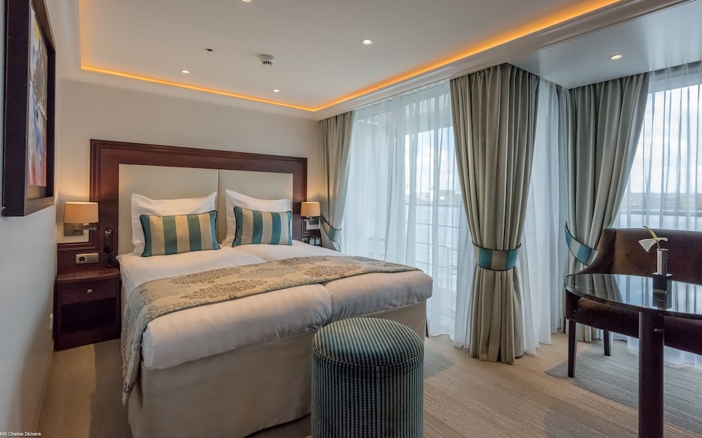 Business Suite, 1 Queen Bed, Balcony, City View photo 1