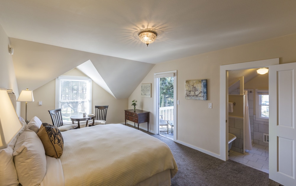 King Room with Soaking Tub photo 1