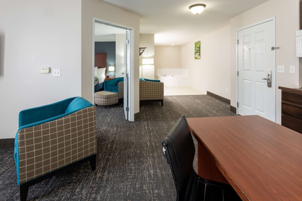 Suite, 1 Bedroom, Non Smoking (Whirlpool, Non Accessible) - Photo 1