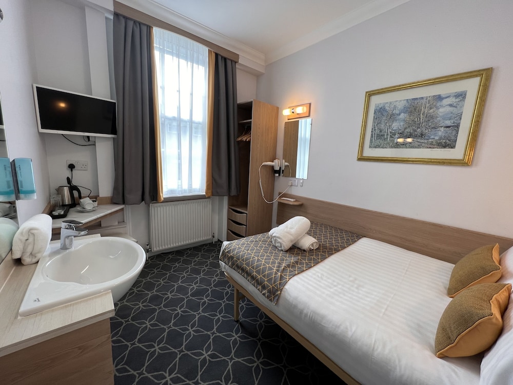 Basic Double Room, Shared Bathroom photo 3