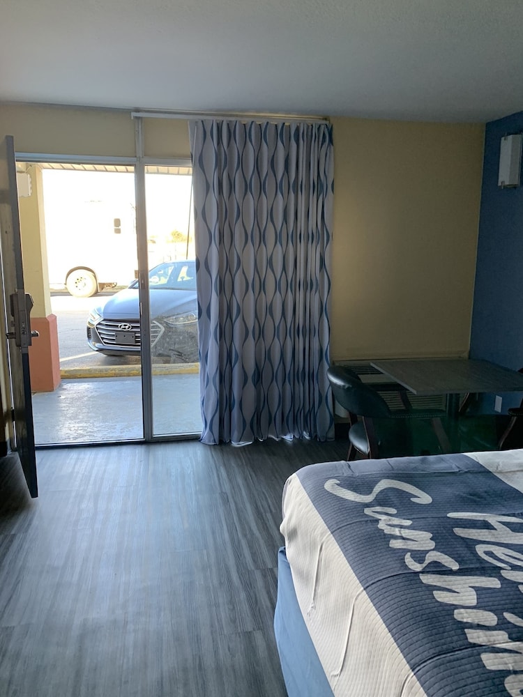 Standard Room, 2 Queen Beds photo 2