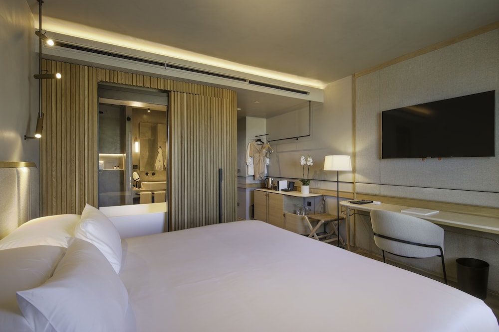 Premium Double Room Single Use (SEA)