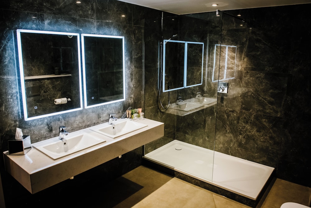 Superior Suite - Photo 5