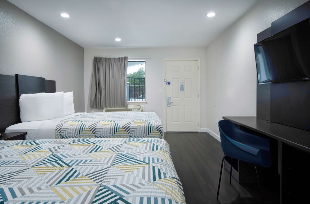 Standard Room, 2 Queen Beds, Non Smoking, Refrigerator & Microwave - Photo 2