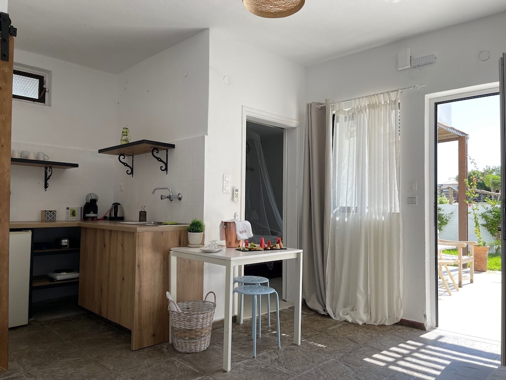 Family Room, 1 Bedroom, Beach View, Courtyard Area photo 3