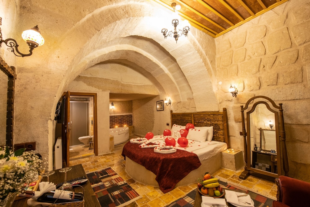 Deluxe Cave Suite with Jacuzzi photo 1