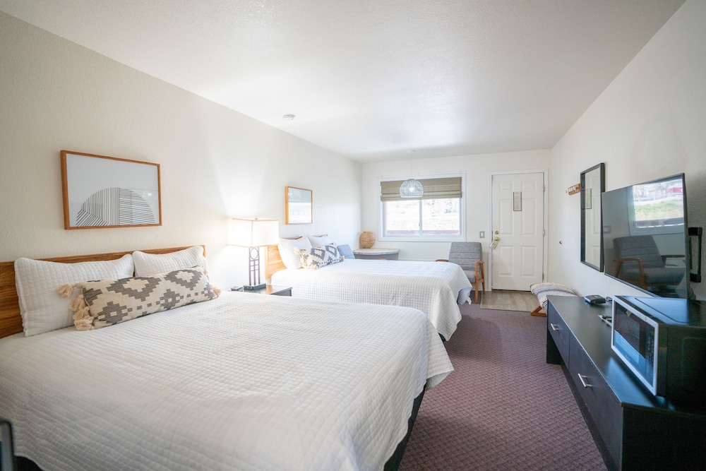 Standard Room, 2 Queen Beds photo 3