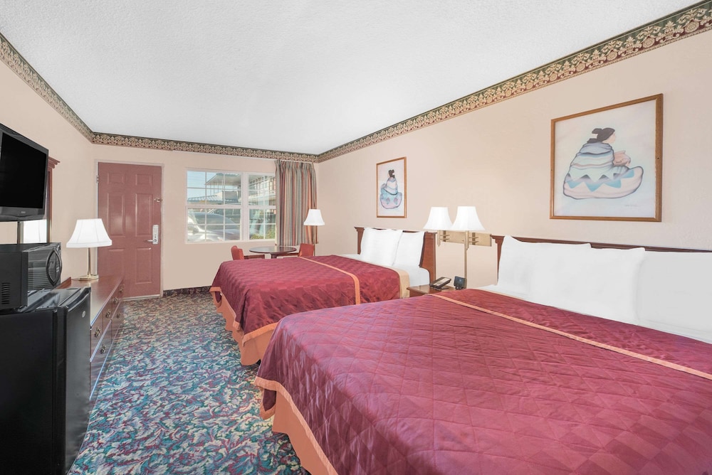 Room, 2 Queen Beds - Photo 2