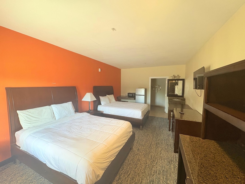 Room (2 Queen Beds with Kitchenette) photo 2