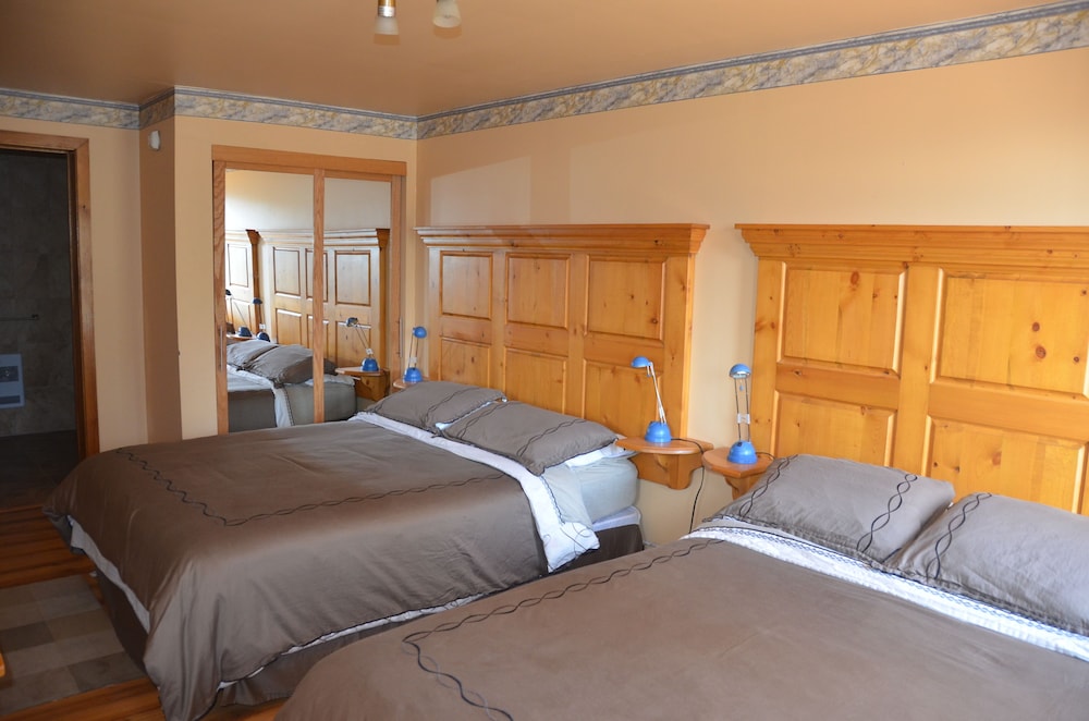 Room, 2 Queen Beds, Private Bathroom, Mountainside photo 3