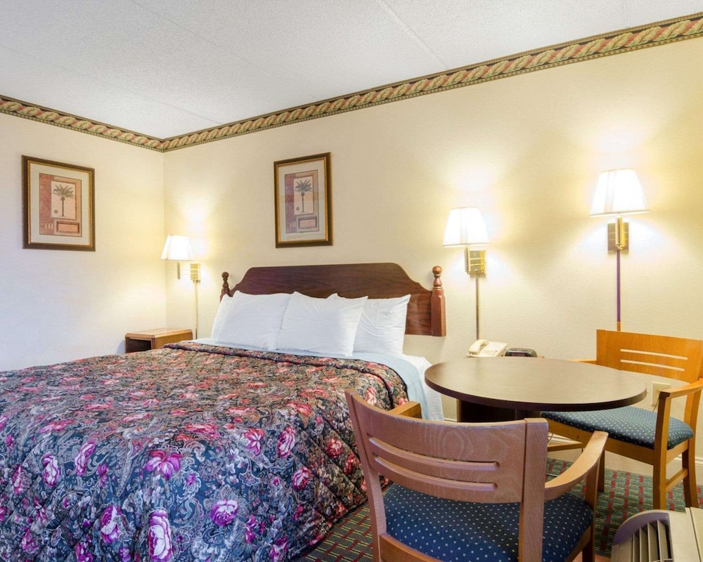 Standard Room, 1 King Bed, Smoking - Photo 1