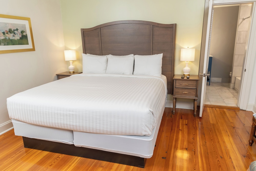 Deluxe Room, 1 King Bed - Photo 4
