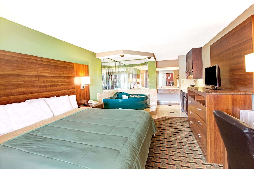 Room, 1 King Bed, Non Smoking, Refrigerator & Microwave (with Jacuzzi)