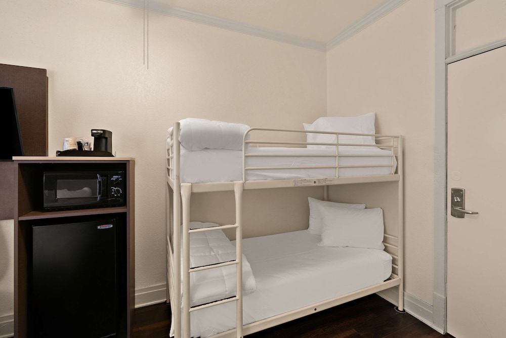 Standard Room, Multiple Beds, Non Smoking, Refrigerator & Microwave - Photo 6