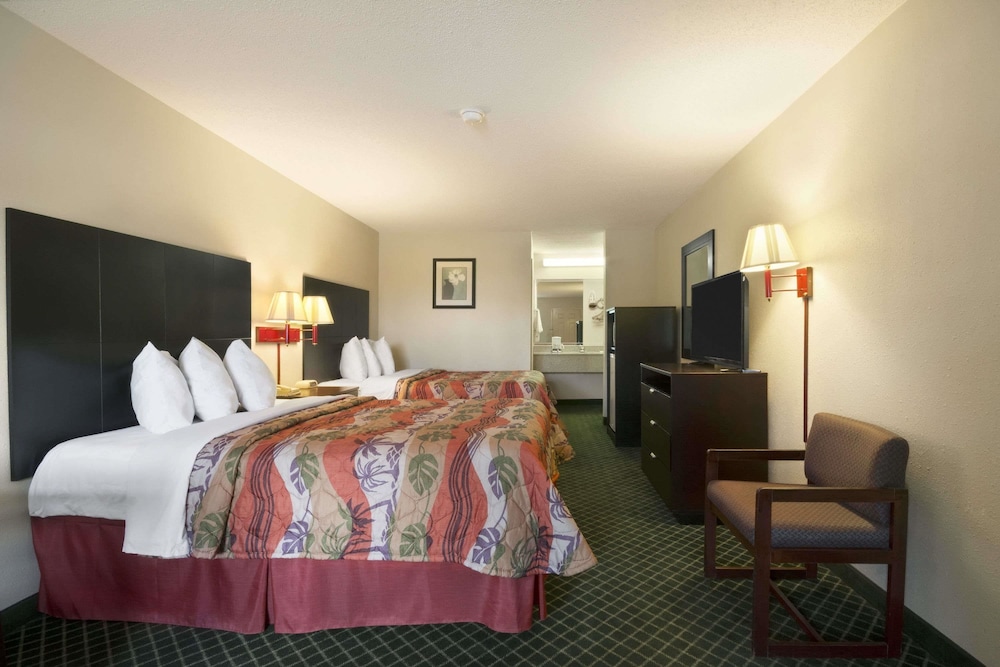 Room, 2 Queen Beds photo 1