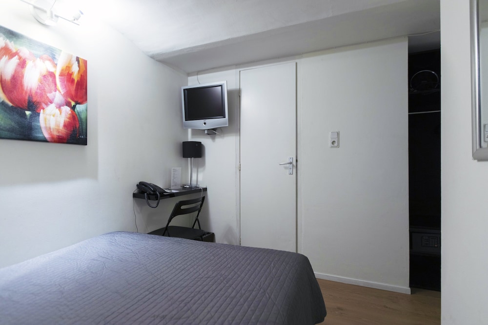 Economy Room, 1 Double Bed, Private Bathroom photo 2