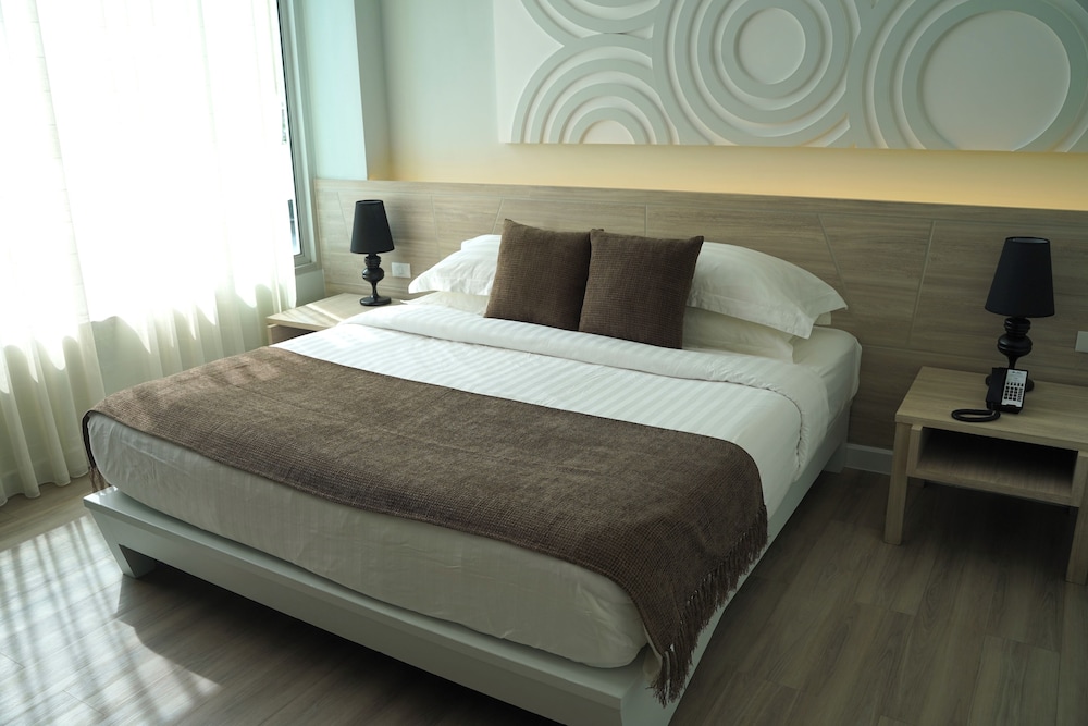 Deluxe Room, 1 Double Bed, Non Smoking, City View - Photo 1
