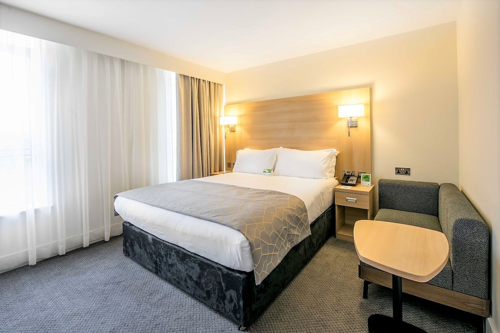 Premium Room, 1 King Bed thumbnail 5